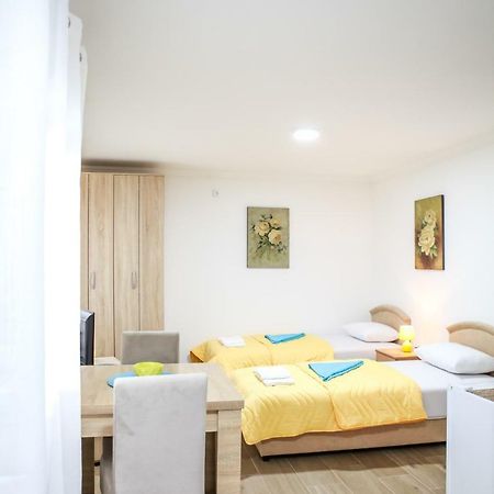 Studio Kaca Cetinje Luaran gambar