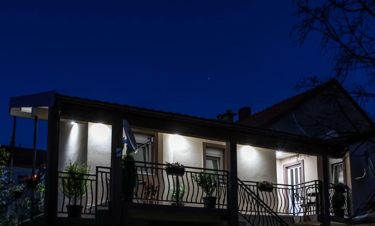 Studio Kaca Cetinje Luaran gambar