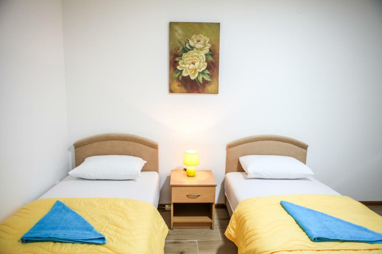 Studio Kaca Cetinje Luaran gambar