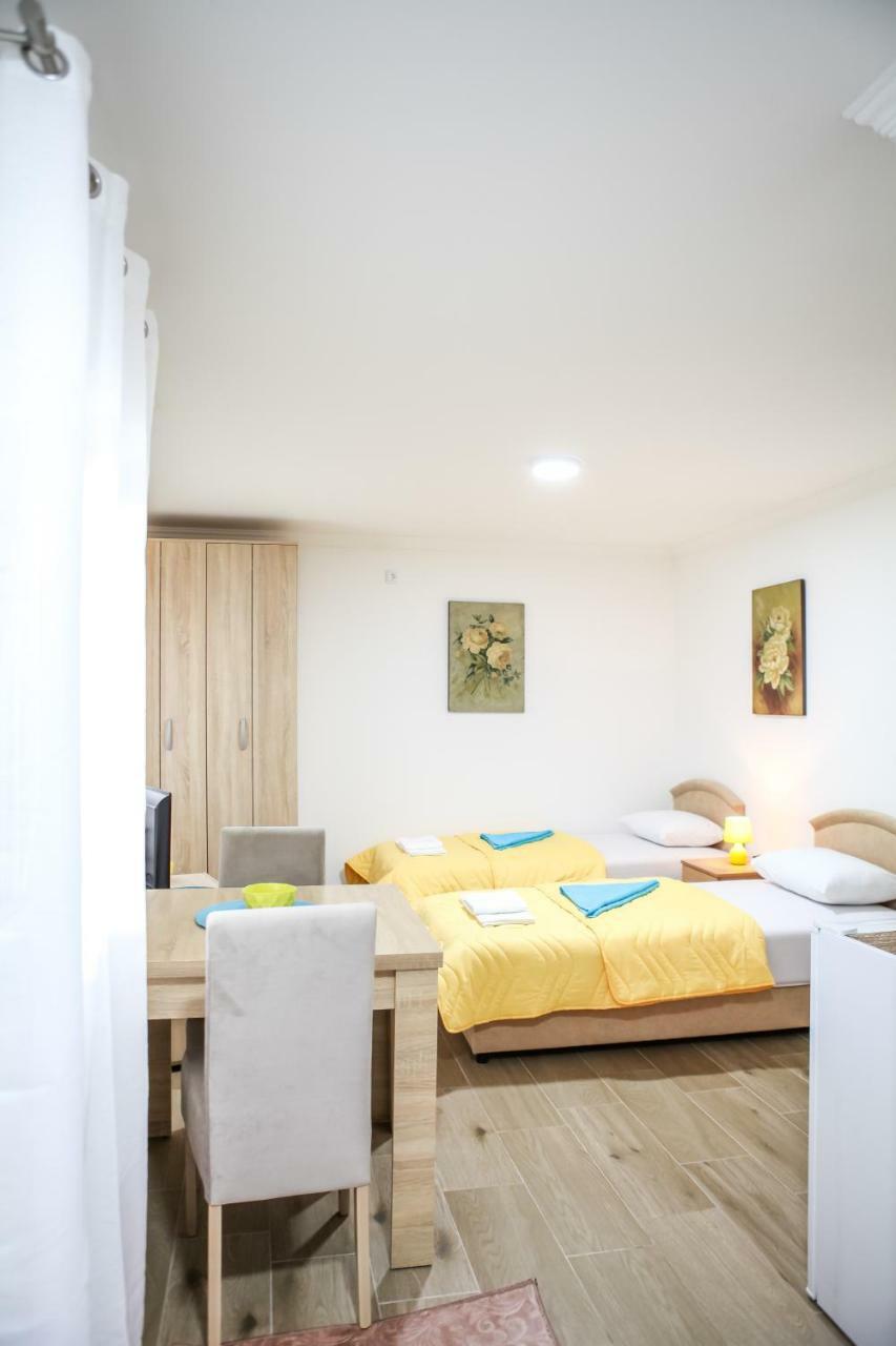 Studio Kaca Cetinje Luaran gambar