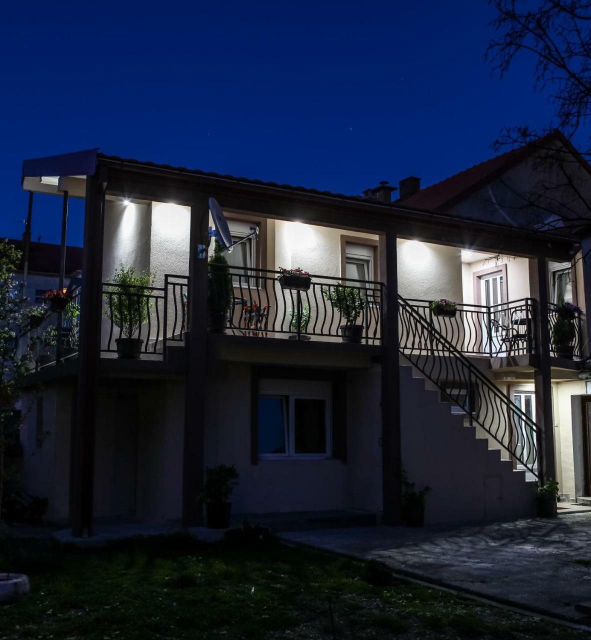 Studio Kaca Cetinje Luaran gambar
